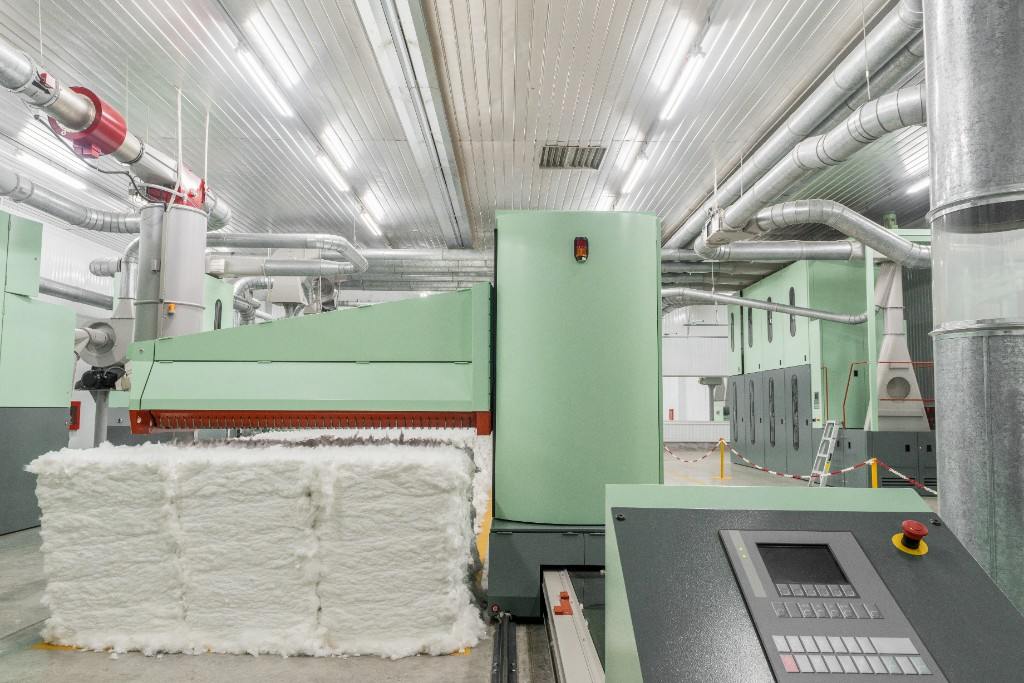 Fibre processing line with a cotton bale