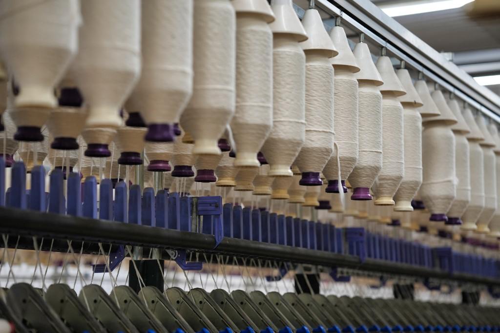Roving bobbins on a ring spinning preparation line